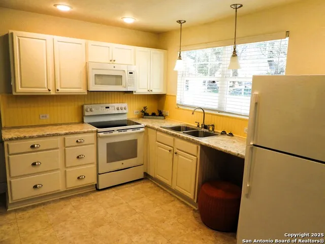 196 Whispering Oak Lane Lakehills, TX 78063