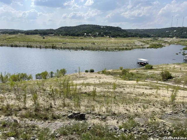 196 Whispering Oak Lane Lakehills, TX 78063