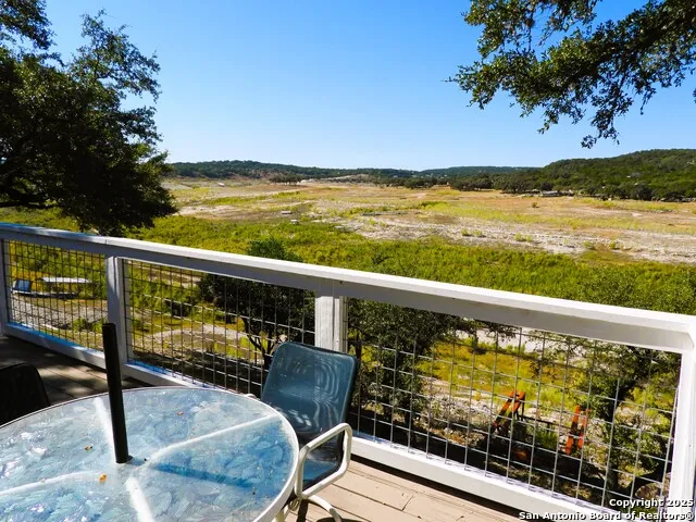 196 Whispering Oak Lane Lakehills, TX 78063
