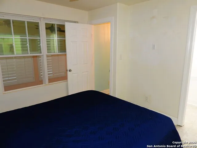 196 Whispering Oak Lane Lakehills, TX 78063