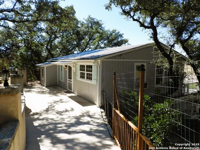 196 Whispering Oak Lane Lakehills, TX 78063