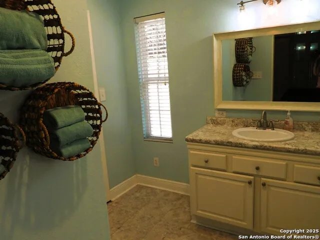 196 Whispering Oak Lane Lakehills, TX 78063