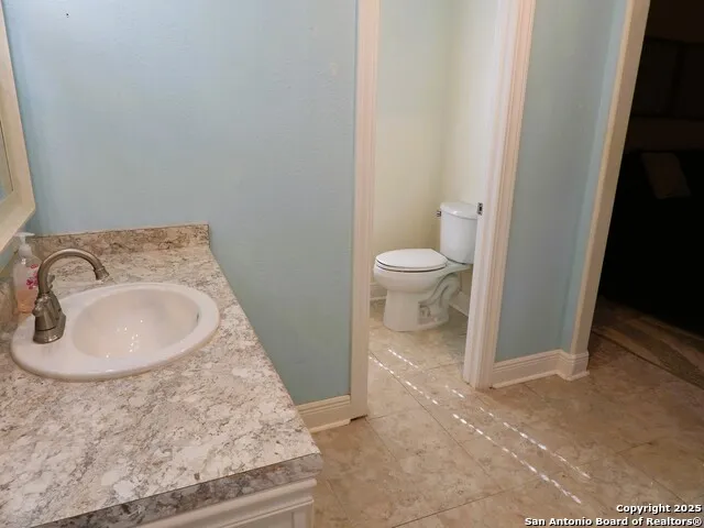 196 Whispering Oak Lane Lakehills, TX 78063