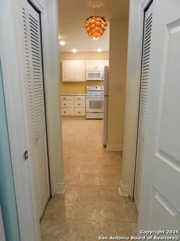 196 Whispering Oak Lane Lakehills, TX 78063