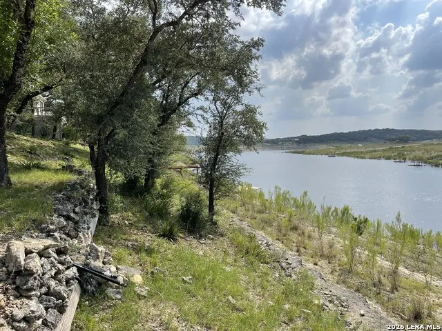 196 Whispering Oak Lane Lakehills, TX 78063