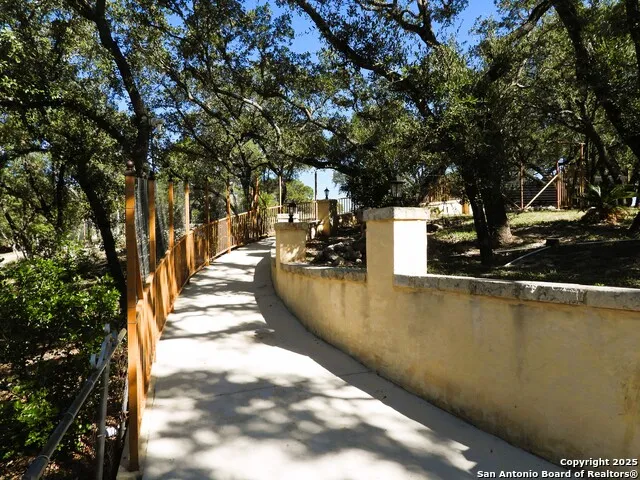 196 Whispering Oak Lane Lakehills, TX 78063