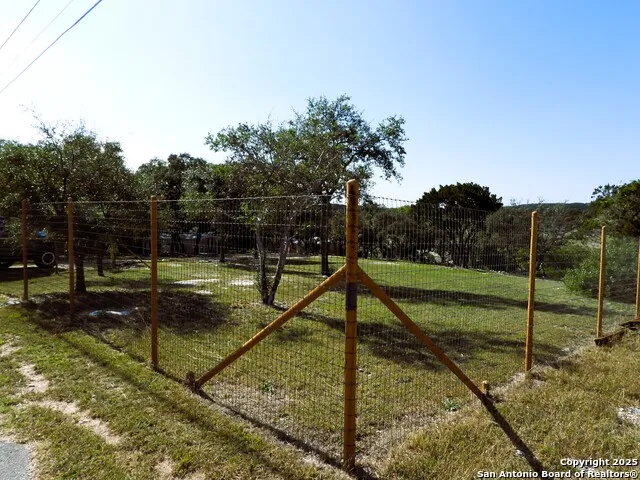 196 Whispering Oak Lane Lakehills, TX 78063