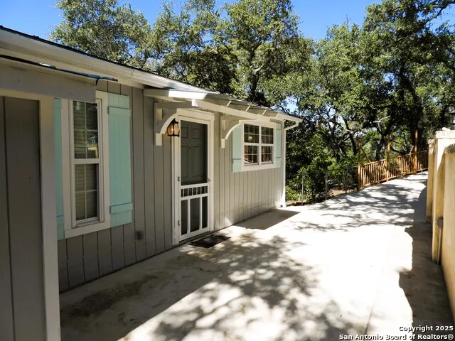 196 Whispering Oak Lane Lakehills, TX 78063