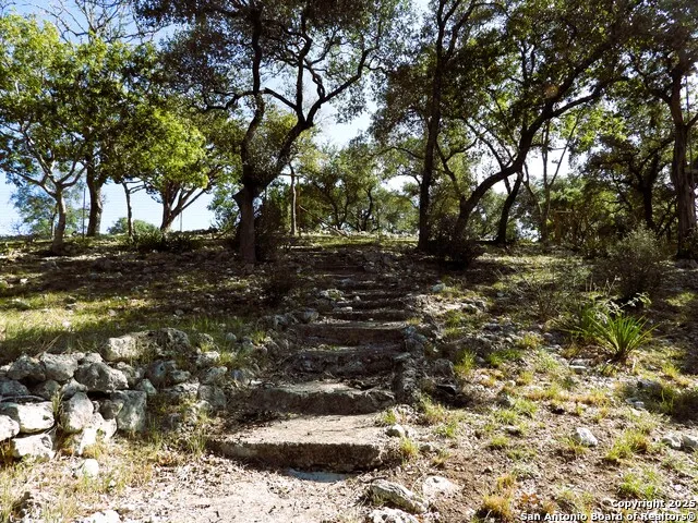196 Whispering Oak Lane Lakehills, TX 78063
