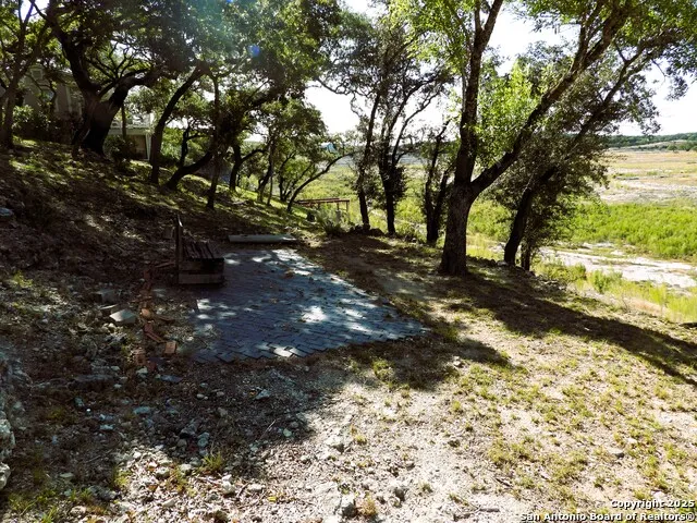 196 Whispering Oak Lane Lakehills, TX 78063