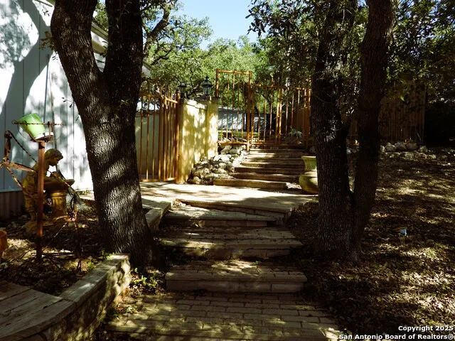 196 Whispering Oak Lane Lakehills, TX 78063