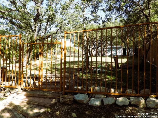 196 Whispering Oak Lane Lakehills, TX 78063