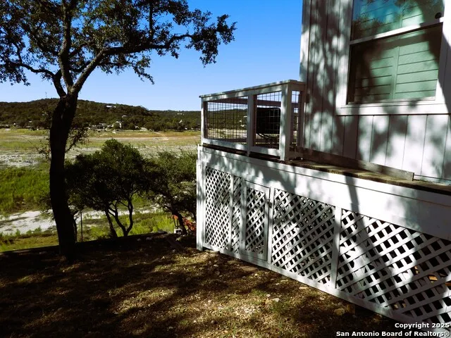 196 Whispering Oak Lane Lakehills, TX 78063