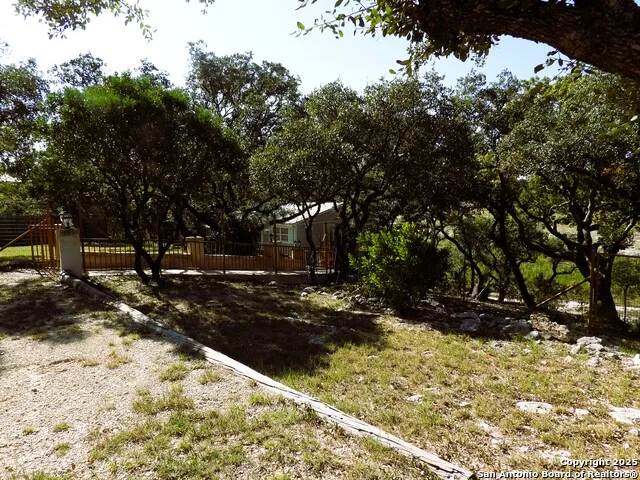 196 Whispering Oak Lane Lakehills, TX 78063
