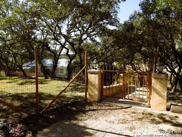 196 Whispering Oak Lane Lakehills, TX 78063