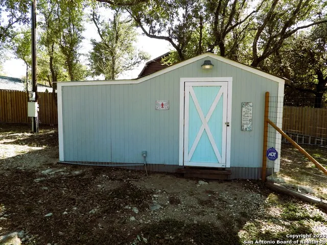 196 Whispering Oak Lane Lakehills, TX 78063