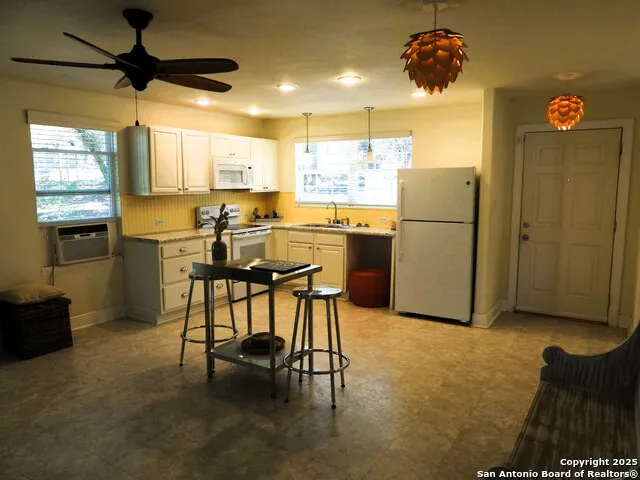 196 Whispering Oak Lane Lakehills, TX 78063