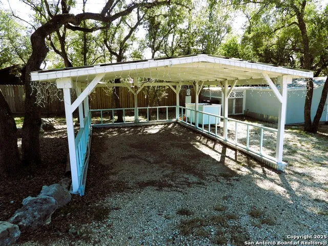 196 Whispering Oak Lane Lakehills, TX 78063