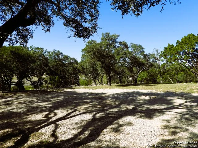 196 Whispering Oak Lane Lakehills, TX 78063