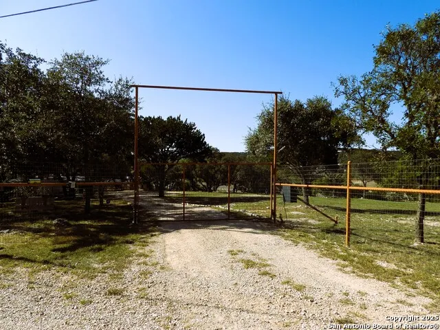 196 Whispering Oak Lane Lakehills, TX 78063