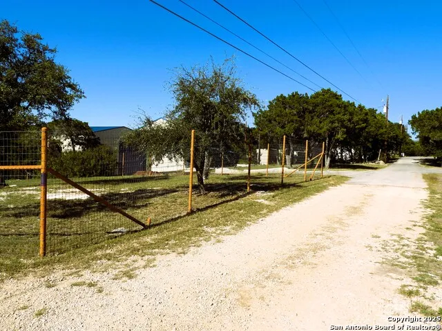 196 Whispering Oak Lane Lakehills, TX 78063