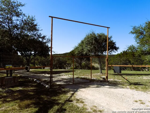 196 Whispering Oak Lane Lakehills, TX 78063