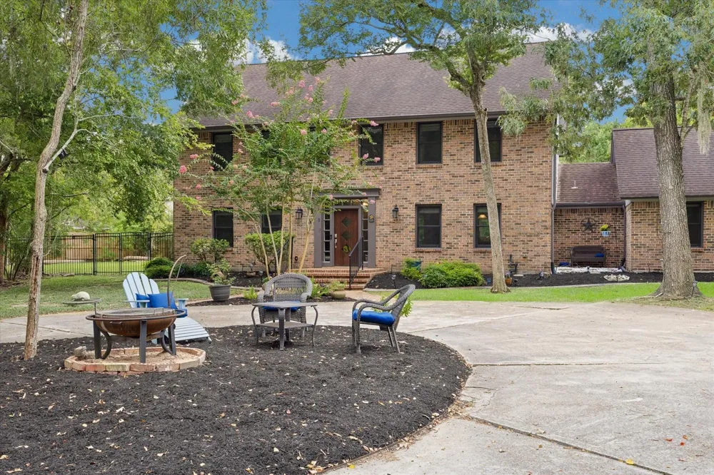 906 Quaker Bend Drive Friendswood, TX 77546