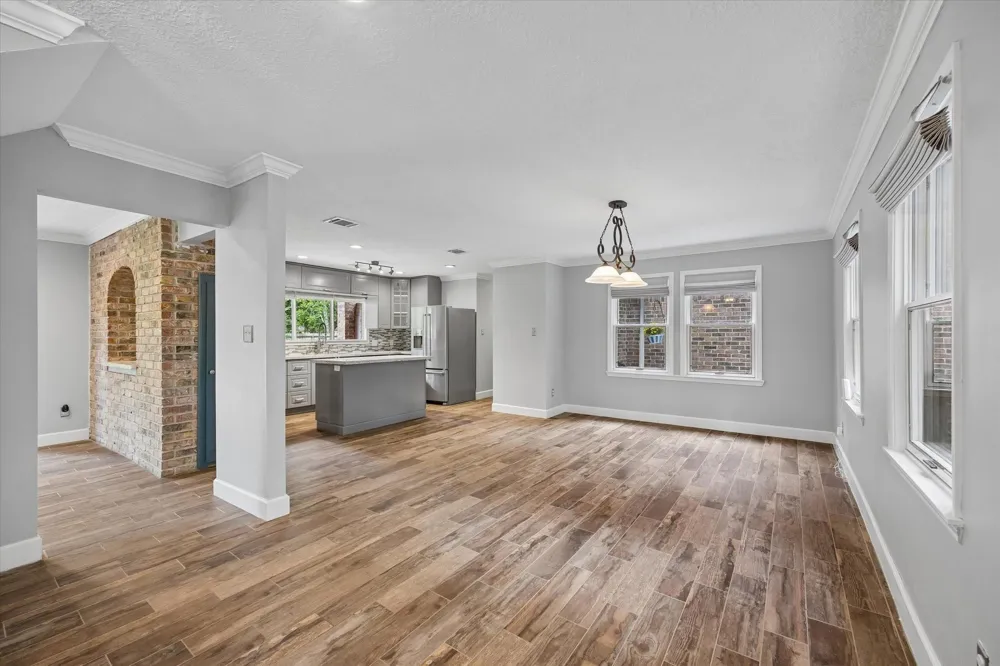 906 Quaker Bend Drive Friendswood, TX 77546