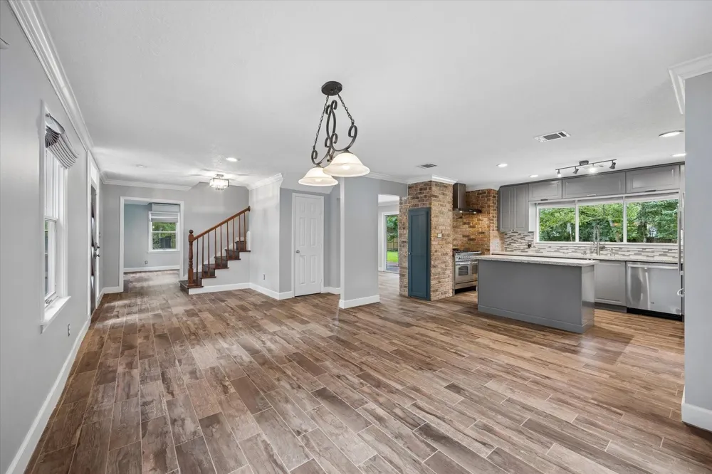 906 Quaker Bend Drive Friendswood, TX 77546