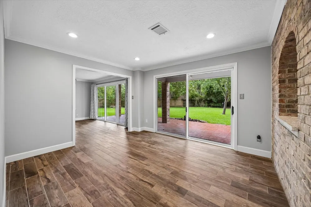 906 Quaker Bend Drive Friendswood, TX 77546