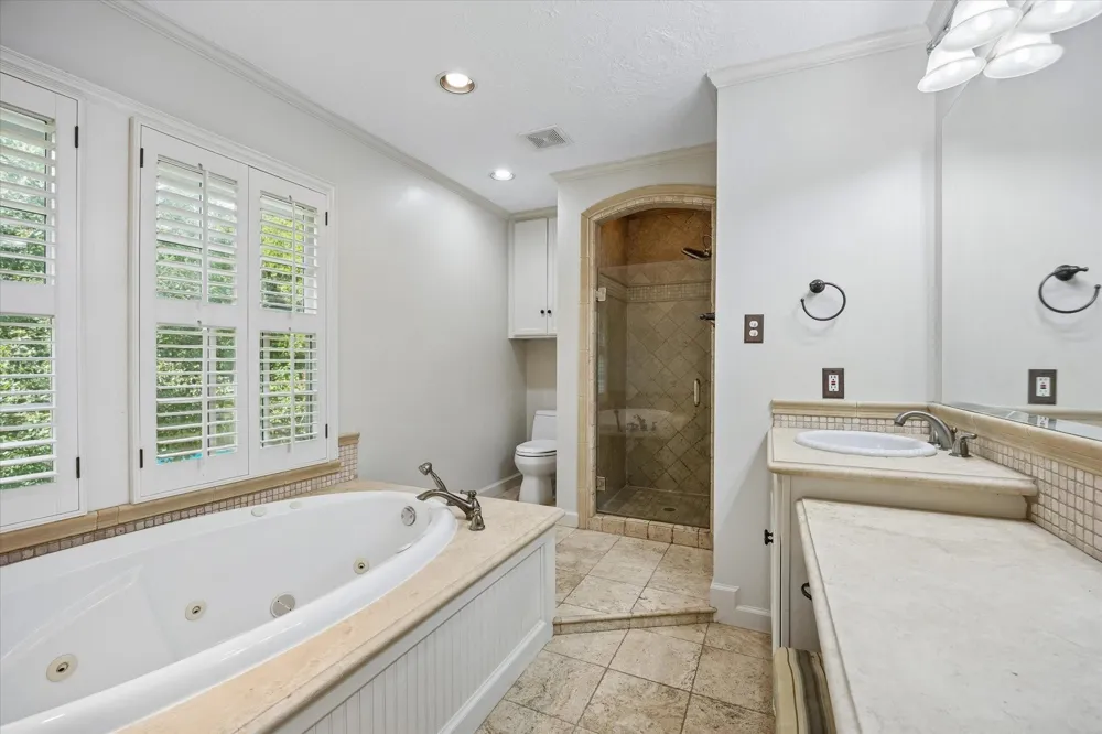 906 Quaker Bend Drive Friendswood, TX 77546