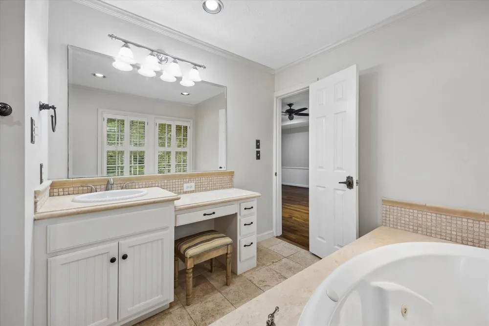 906 Quaker Bend Drive Friendswood, TX 77546