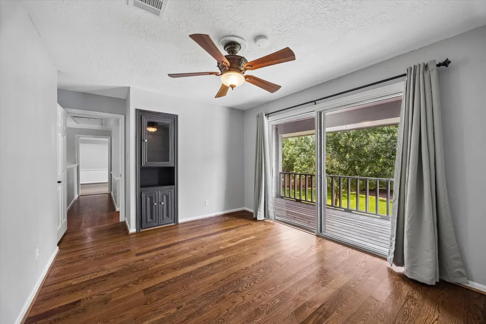 906 Quaker Bend Drive Friendswood, TX 77546