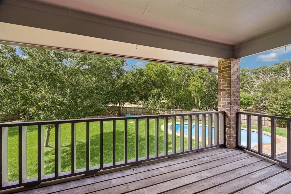 906 Quaker Bend Drive Friendswood, TX 77546