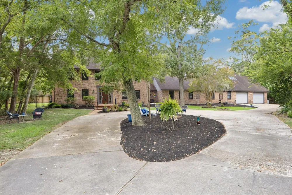 906 Quaker Bend Drive Friendswood, TX 77546