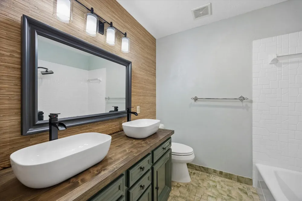 906 Quaker Bend Drive Friendswood, TX 77546