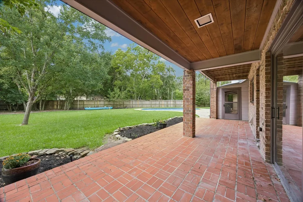 906 Quaker Bend Drive Friendswood, TX 77546