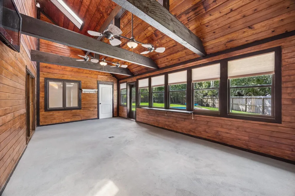 906 Quaker Bend Drive Friendswood, TX 77546