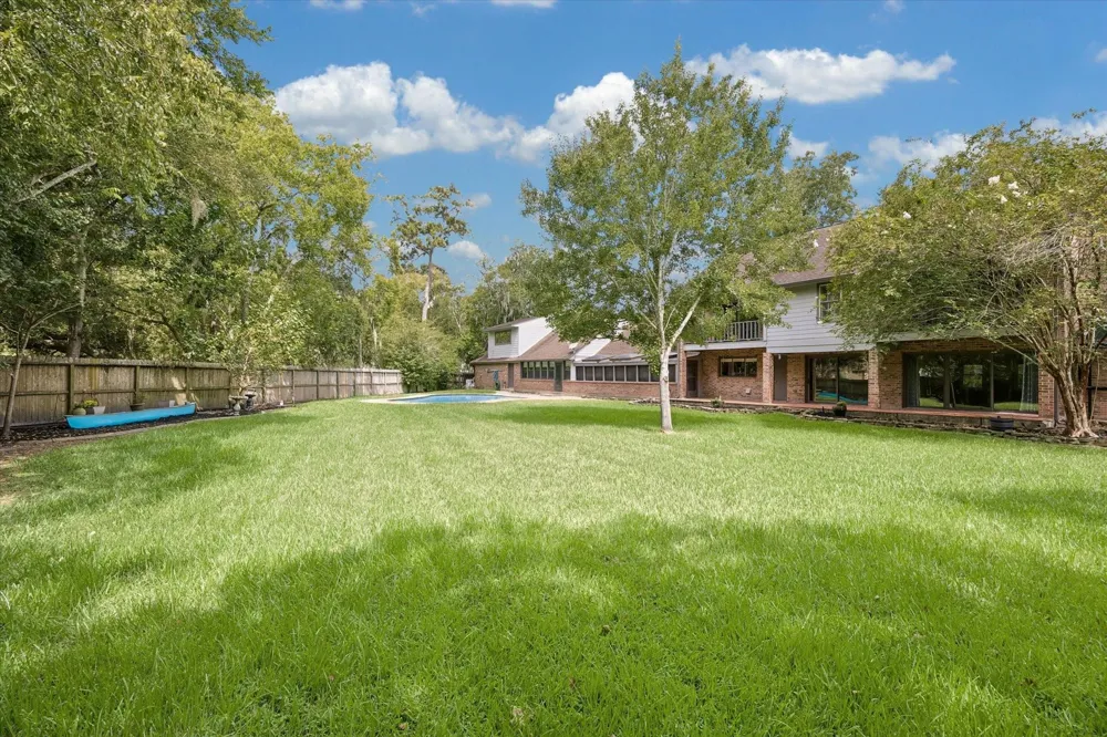906 Quaker Bend Drive Friendswood, TX 77546