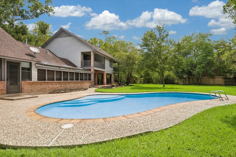 906 Quaker Bend Drive Friendswood, TX 77546