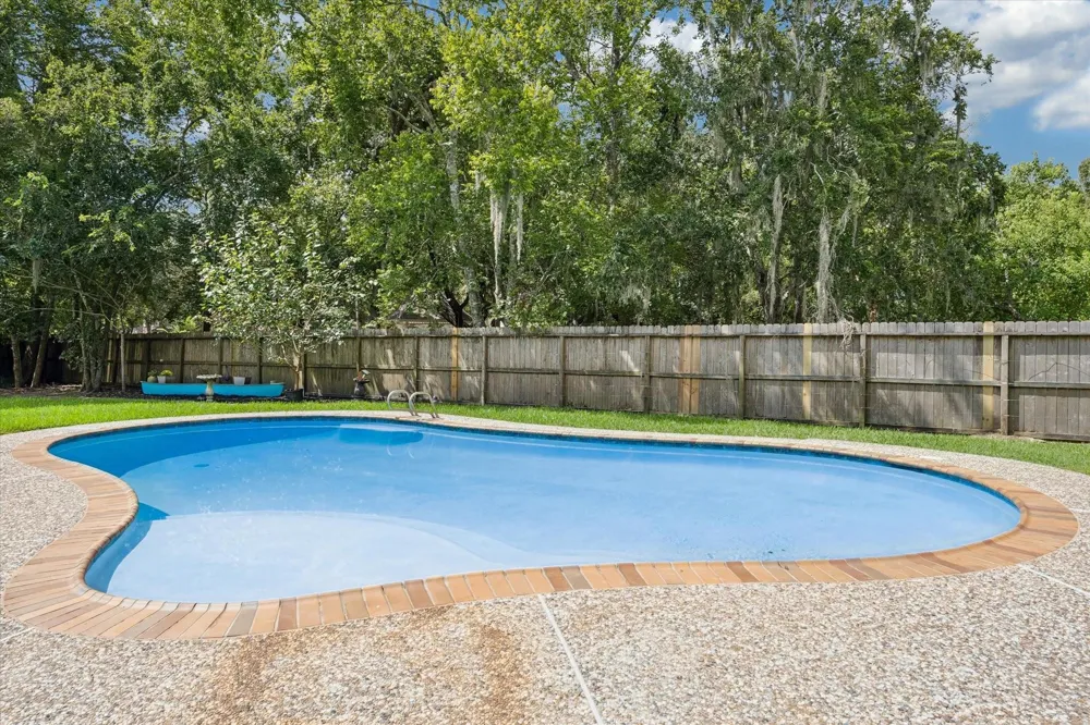906 Quaker Bend Drive Friendswood, TX 77546