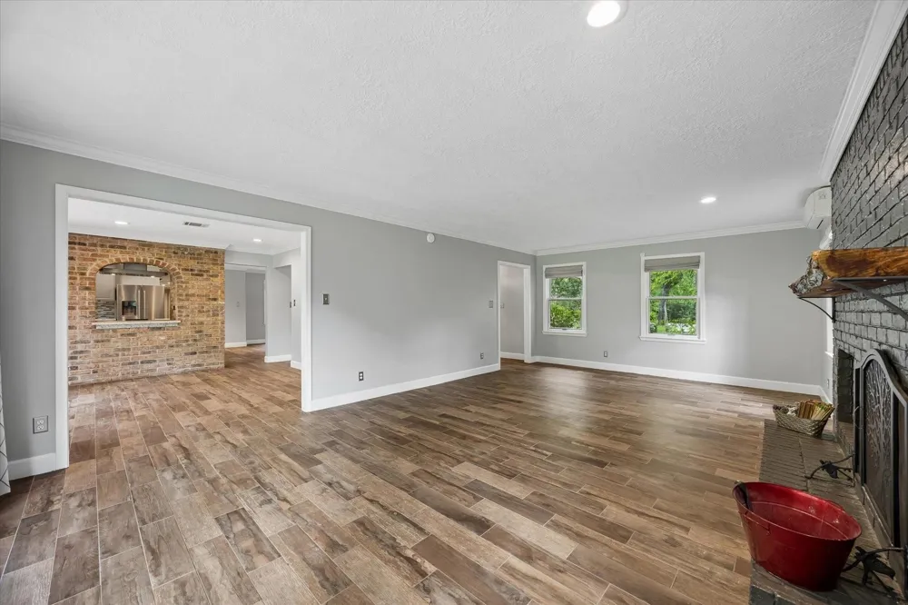 906 Quaker Bend Drive Friendswood, TX 77546
