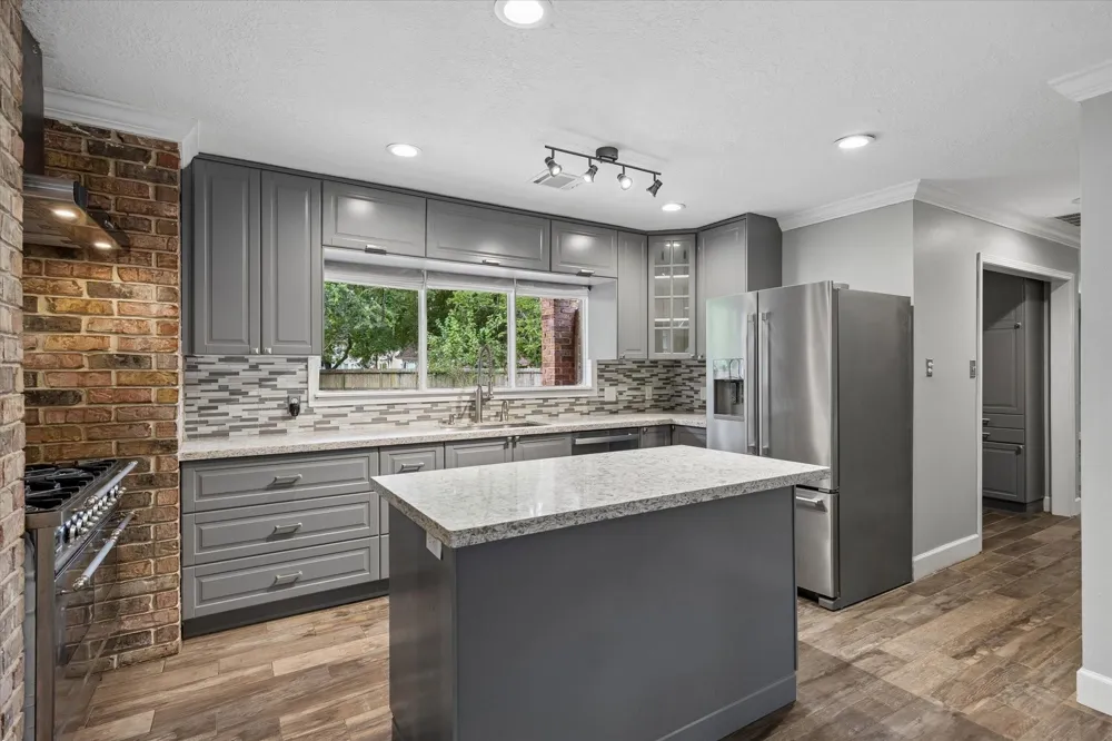 906 Quaker Bend Drive Friendswood, TX 77546