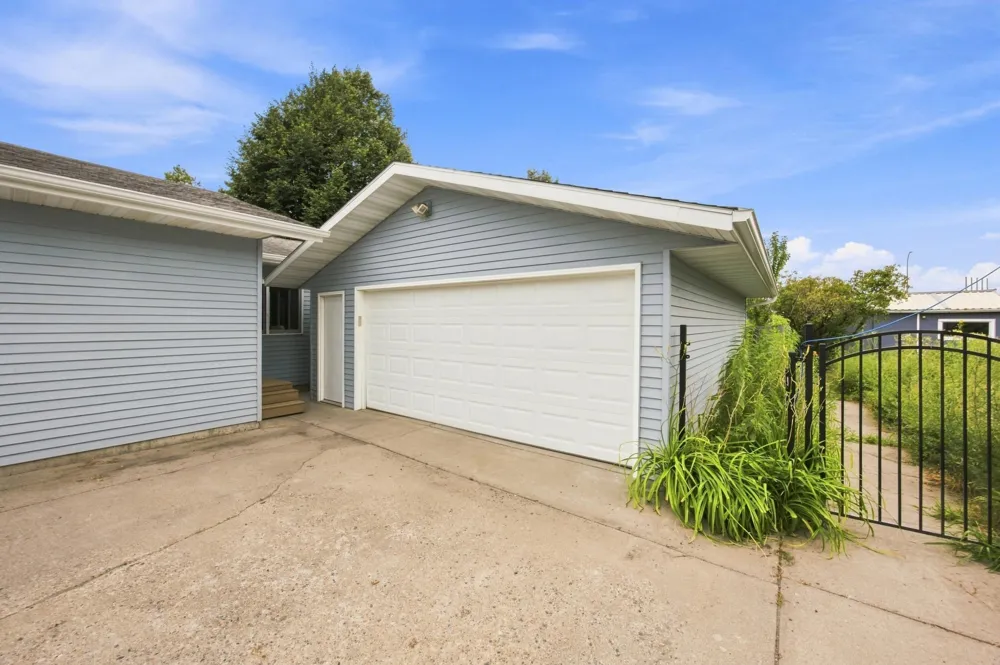 519 Appletree Lane Moorhead, MN 56560
