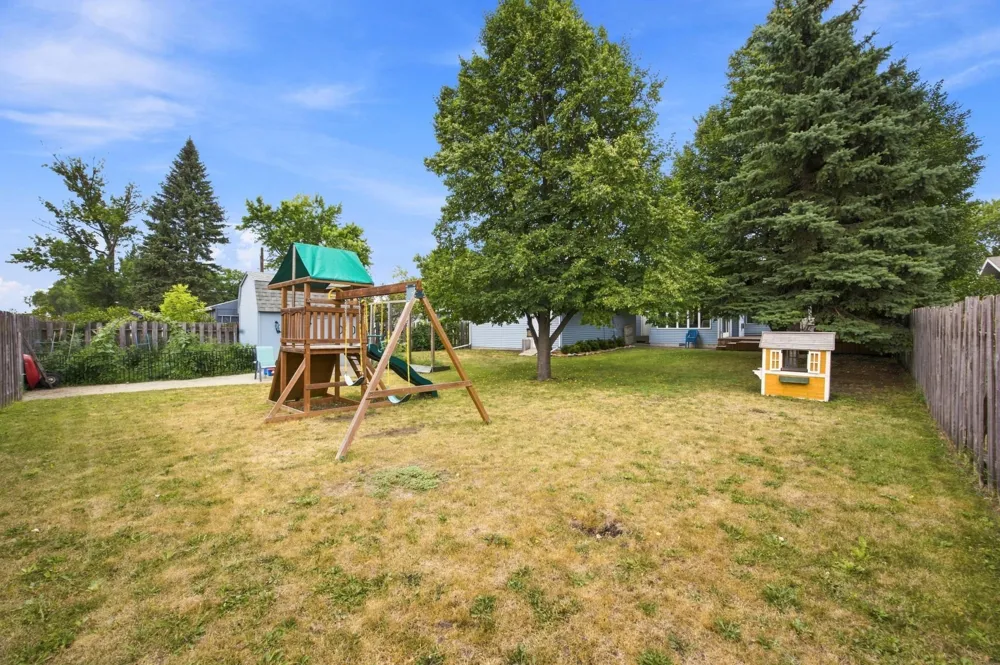 519 Appletree Lane Moorhead, MN 56560