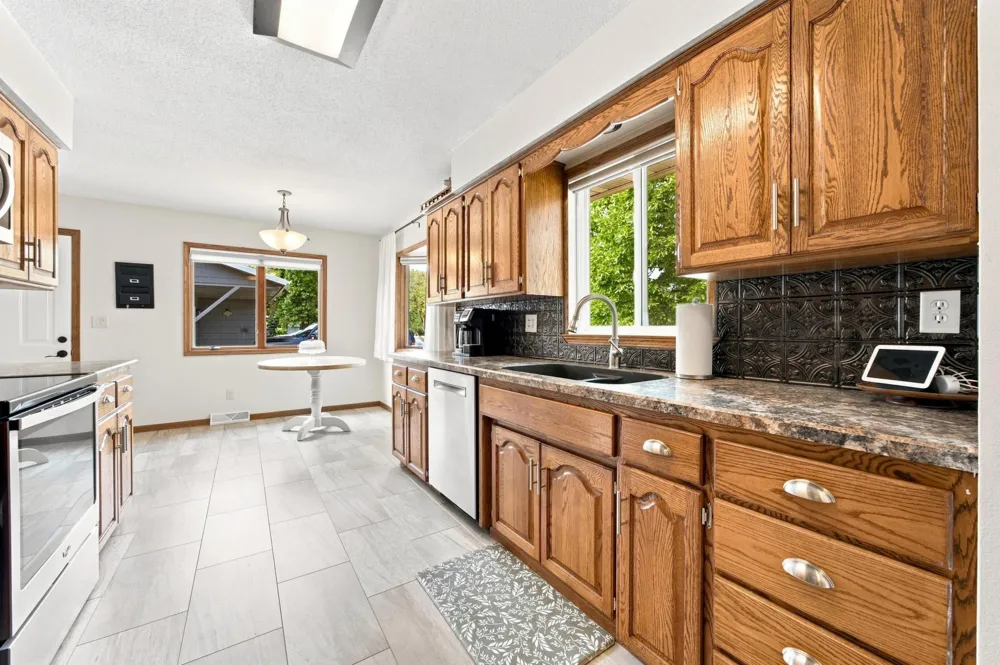 519 Appletree Lane Moorhead, MN 56560