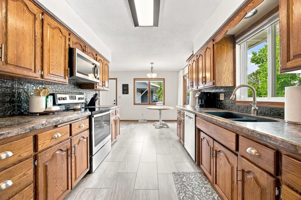 519 Appletree Lane Moorhead, MN 56560
