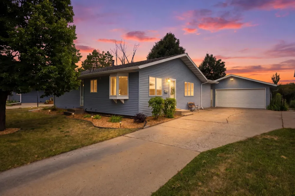 519 Appletree Lane Moorhead, MN 56560