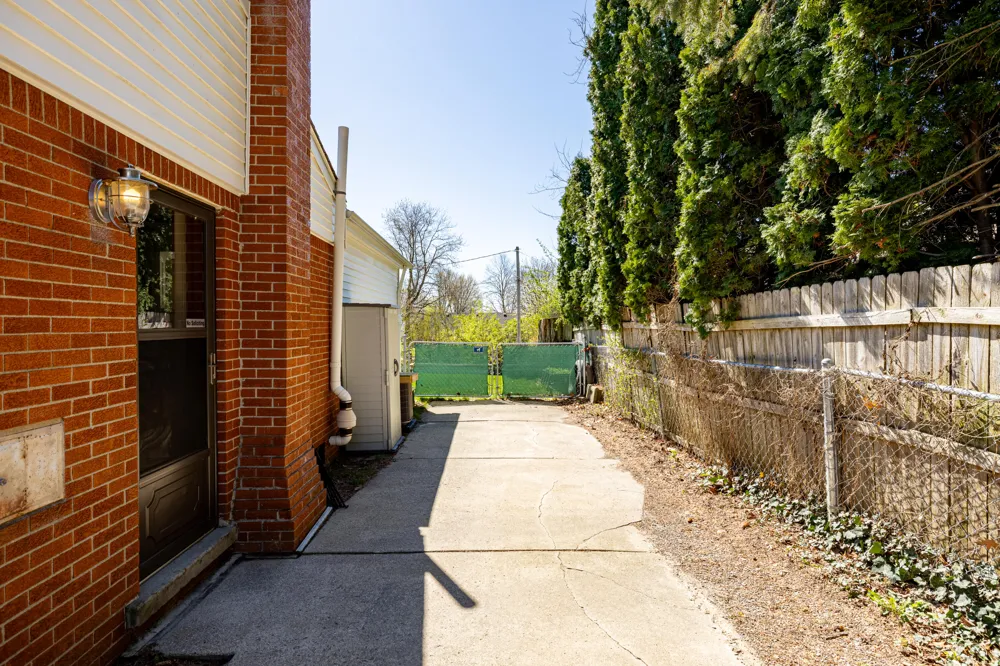 350 Hollywood Drive Saline City, MI 48176