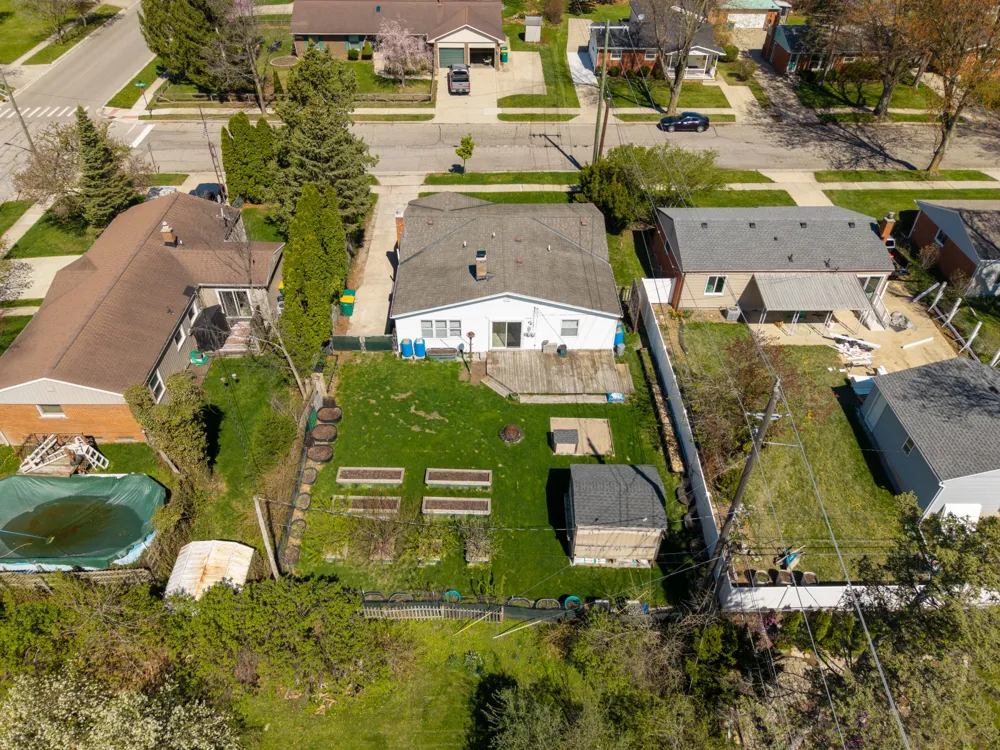 350 Hollywood Drive Saline City, MI 48176
